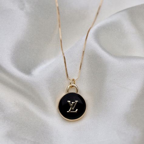 LV Black Round Pendant Necklace in Gold